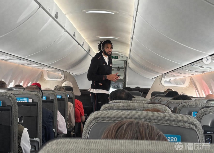 首钢新援，麦基：航班延误太离谱了，等不及发明瞬间移动了