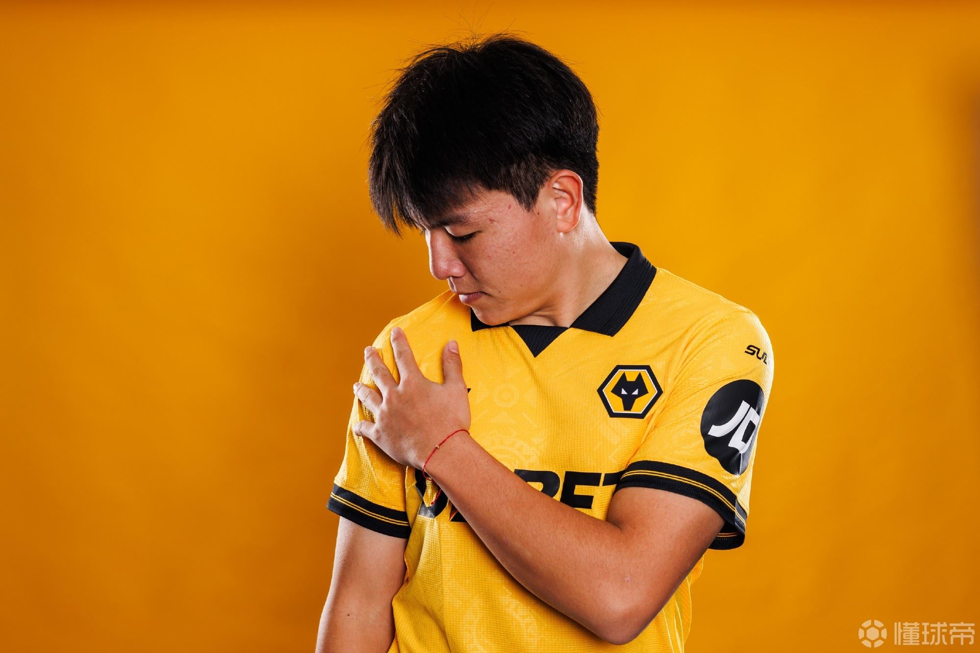 北青：徐彬已随巴恩斯利一队训练多日，17日首发踢了U21比赛