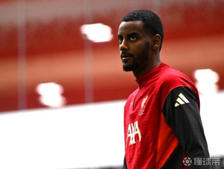 康复进行中,利物浦官方晒伊萨克在室内进行个人训练照片