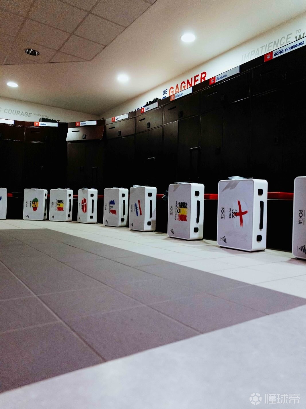 恩德里克晒为里昂队友赠送POGA PS5套件，目前市场价约1000欧