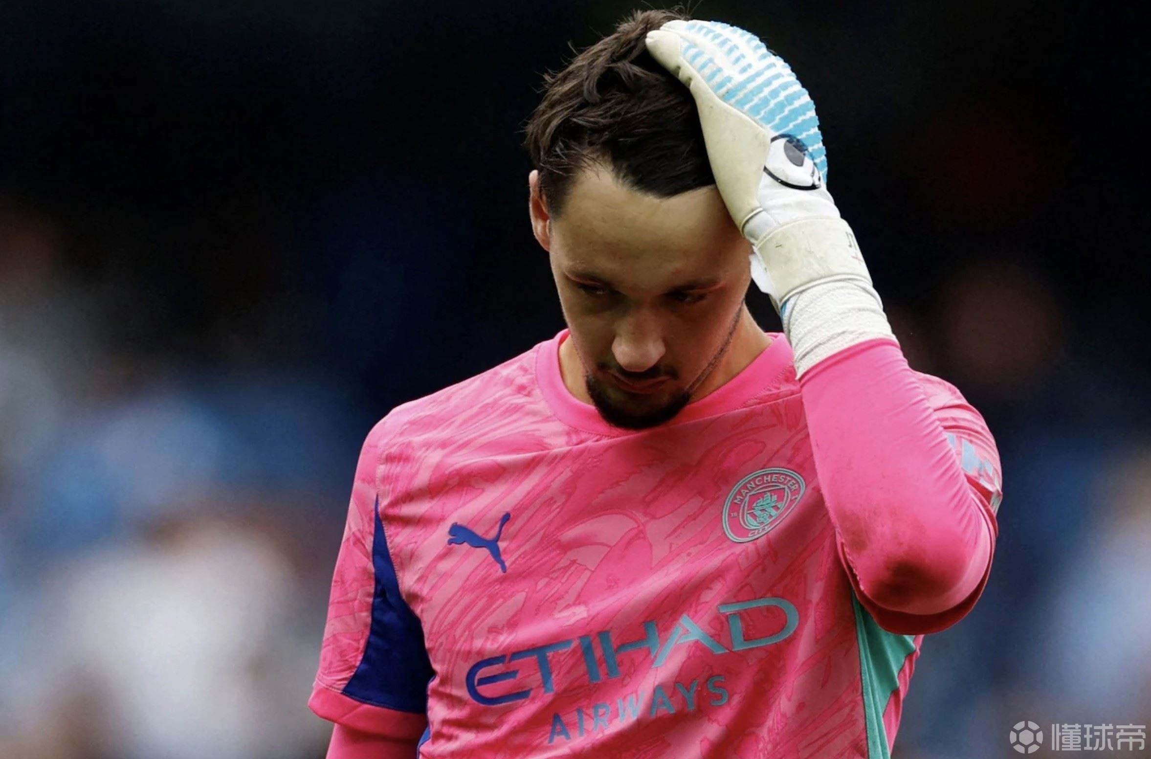 电讯报：去年特拉福德有机会拒绝曼城；高薪阻碍其离开曼城