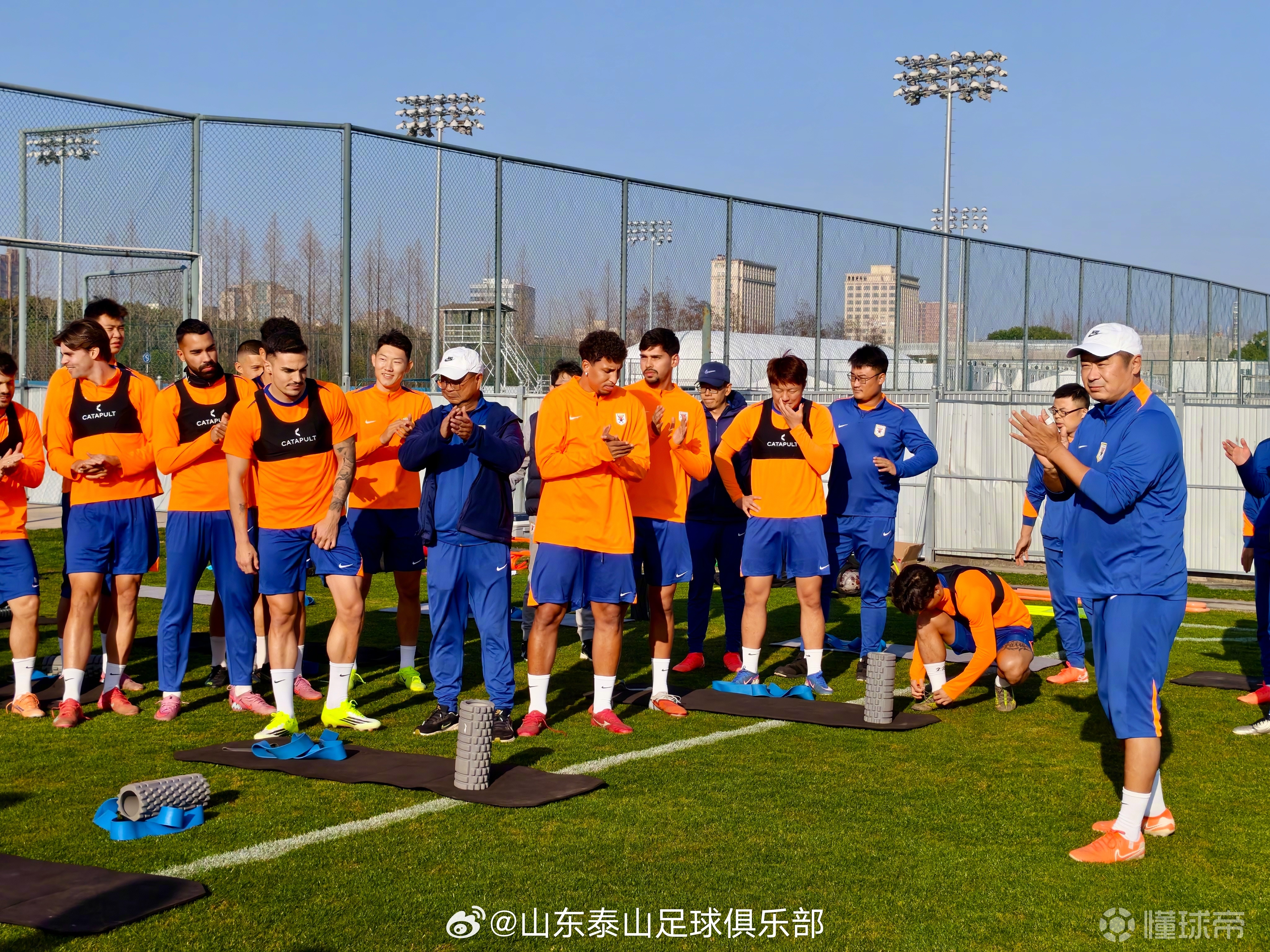 泰山在上海开启第三阶段冬训，并为阿尔瓦罗举行简短欢迎仪式