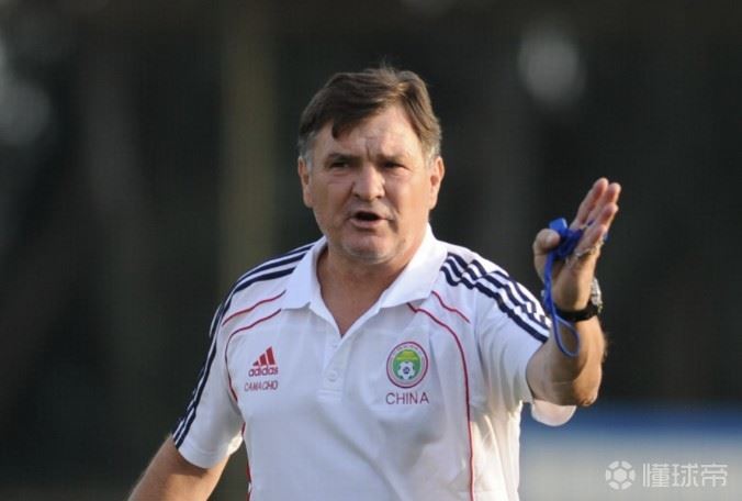 还记得他吗？上次国足对阵西班牙时，主教练是卡马乔