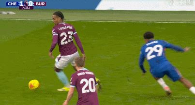 第72分钟，韦斯利-福法纳踩人犯规，吃到第二张黄牌被罚下，切尔西少一人作战