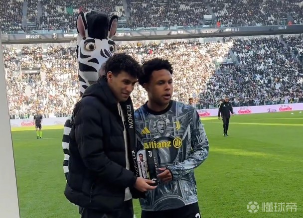 实至名归，麦肯尼领取尤文一月队内最佳球员奖杯