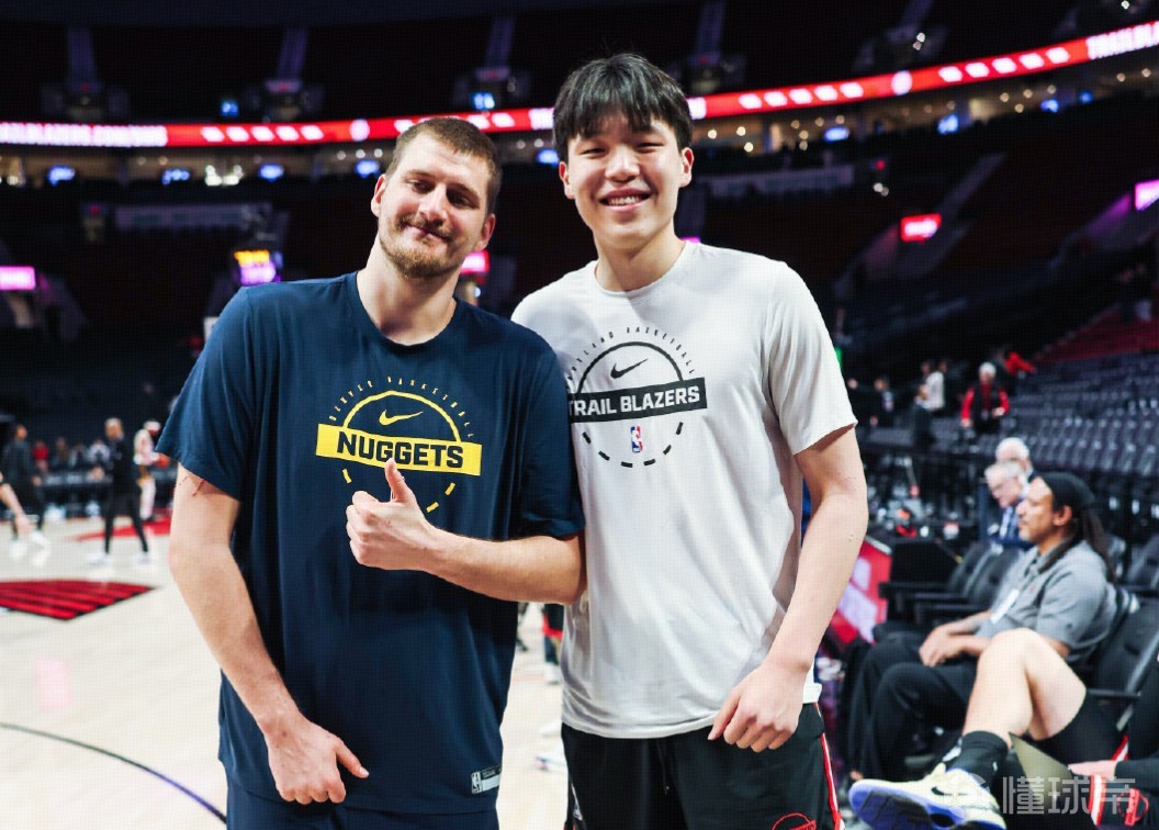 偶像面基时刻！约基奇赛前主动找到杨瀚森打招呼并交流