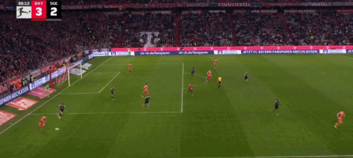 第86分钟，拜仁后场连续出球失误，金玟哉将球踢到卡利穆恩多身上弹进球门，拜仁3-2