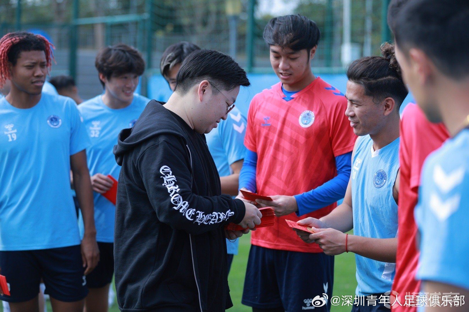 深圳青年人今日重新集结，俱乐部董事长给全队派发开工红包