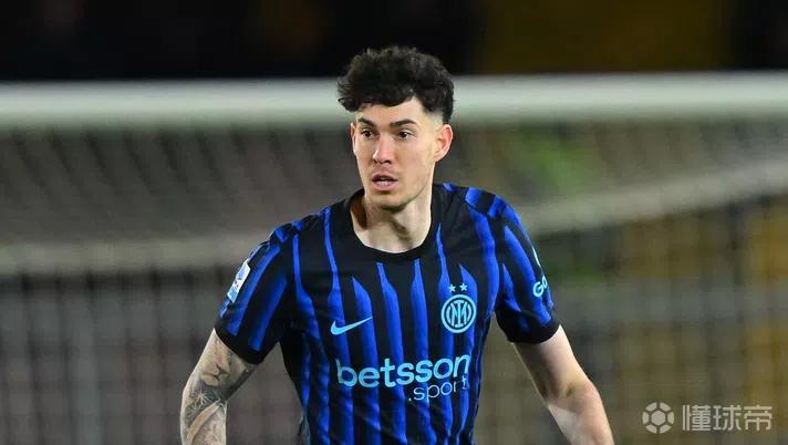 巴斯托尼遭满场嘘声，科拉罗夫在其下场后鼓励：你是冠军