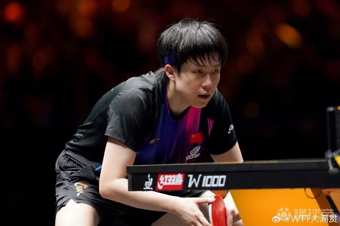 王楚钦3-0战胜卢伟，晋级WTT新加坡大满贯男单32强