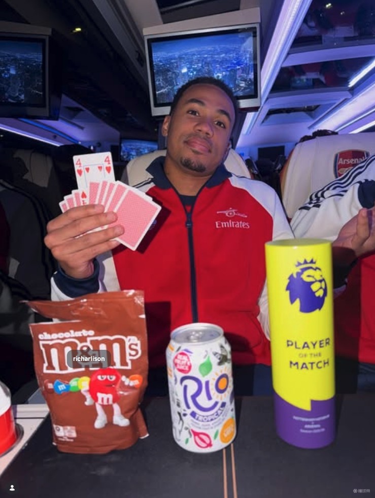 加布晒北伦敦德比全场最佳球员奖杯，并再次标记了里沙利松