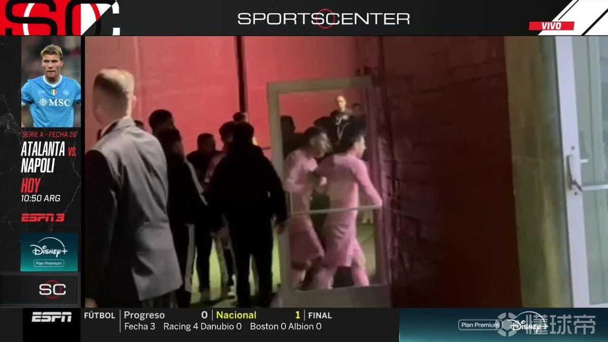 ESPN：梅西赛后愤怒地冲到更衣室，苏牙尝试劝回未果