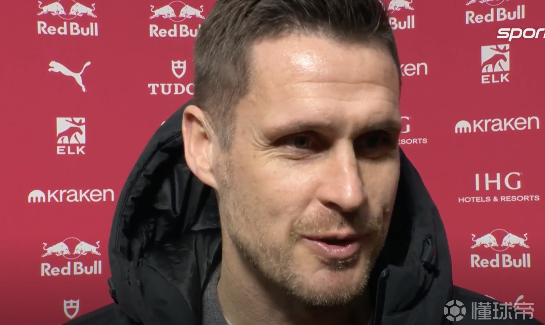 凯尔：卢克巴从后面踢到了阿德耶米，没判点是一次误判