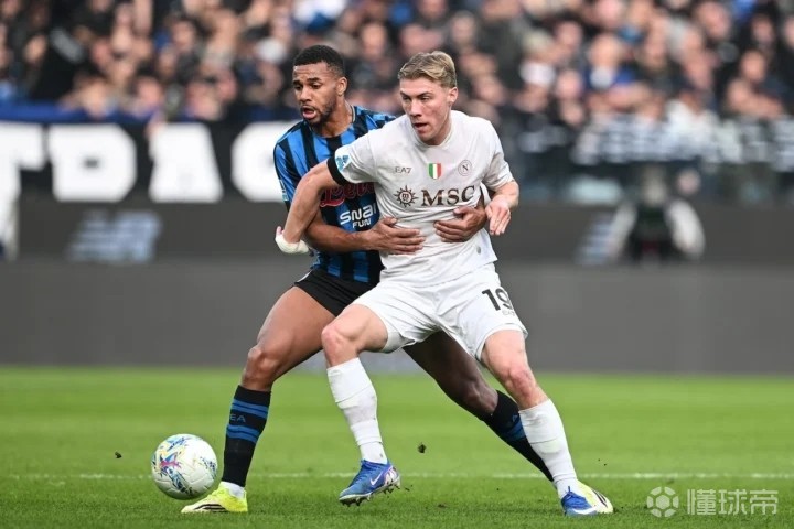 天空新闻：那不勒斯球迷因点球被吹而骂街，却被妻子捅了两刀