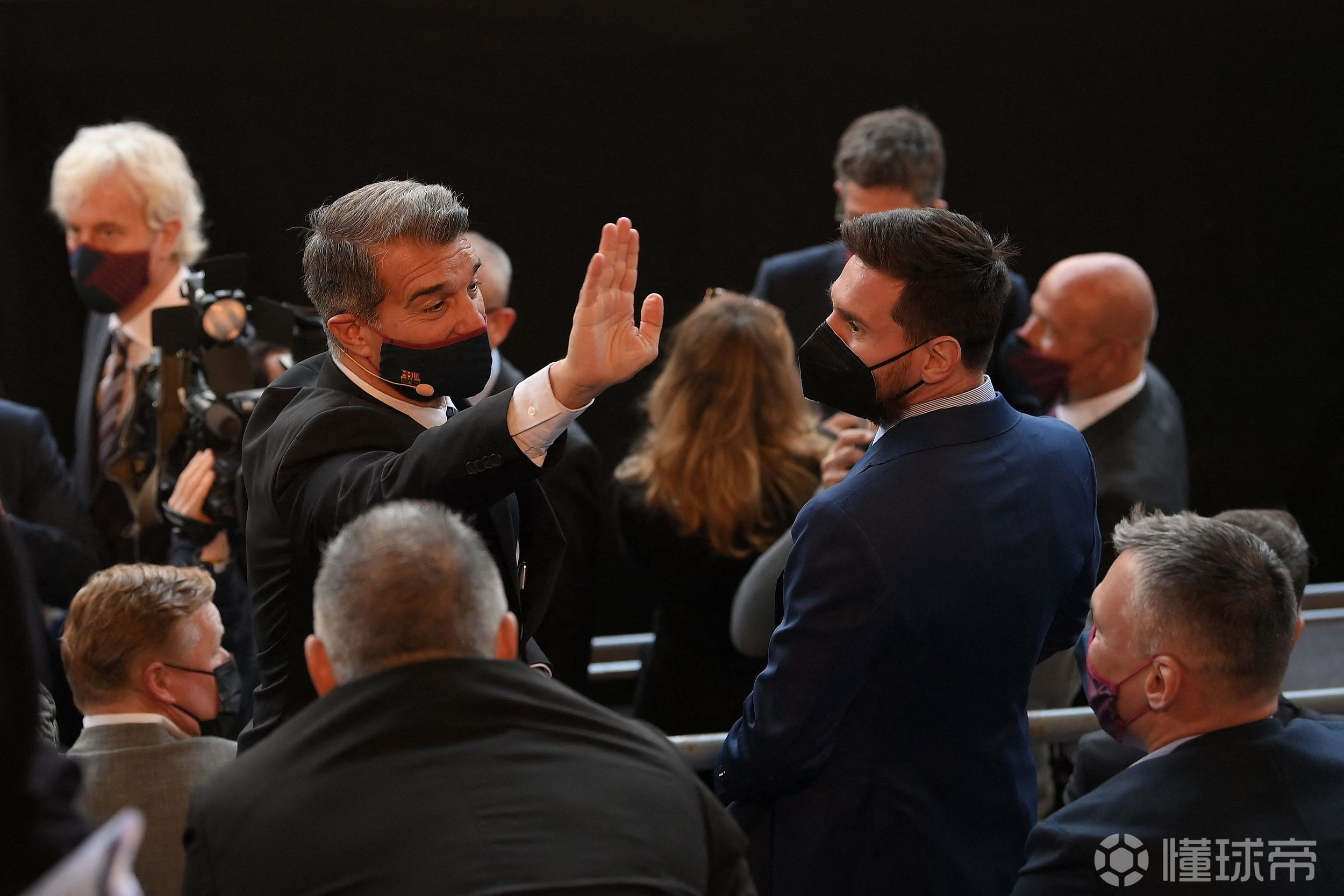 拉波尔塔：在金球奖典礼时我主动向梅西打招呼，但他没回应