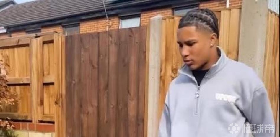 世体：16岁小将塔瓦雷斯即将与巴萨签约，他将先效力于梯队