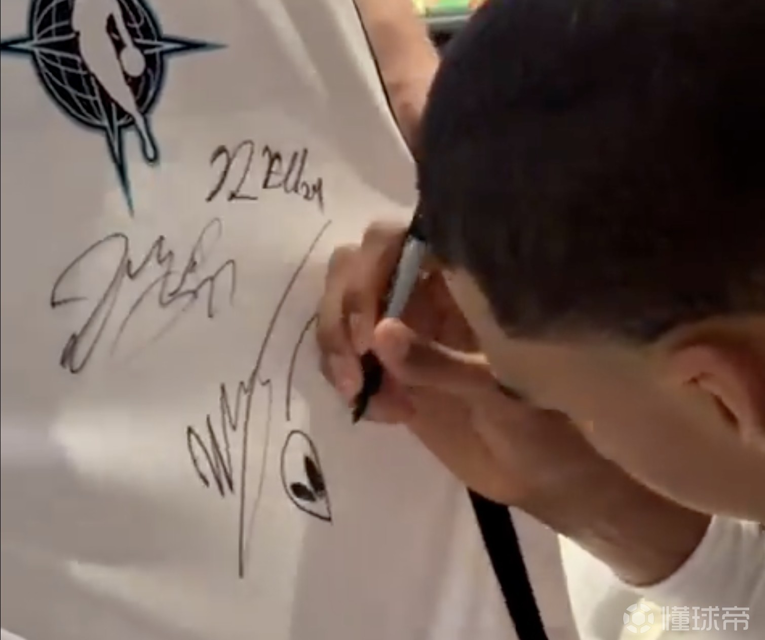 小小孩儿，约基奇让文班在签名球衣上画一个“外星人”