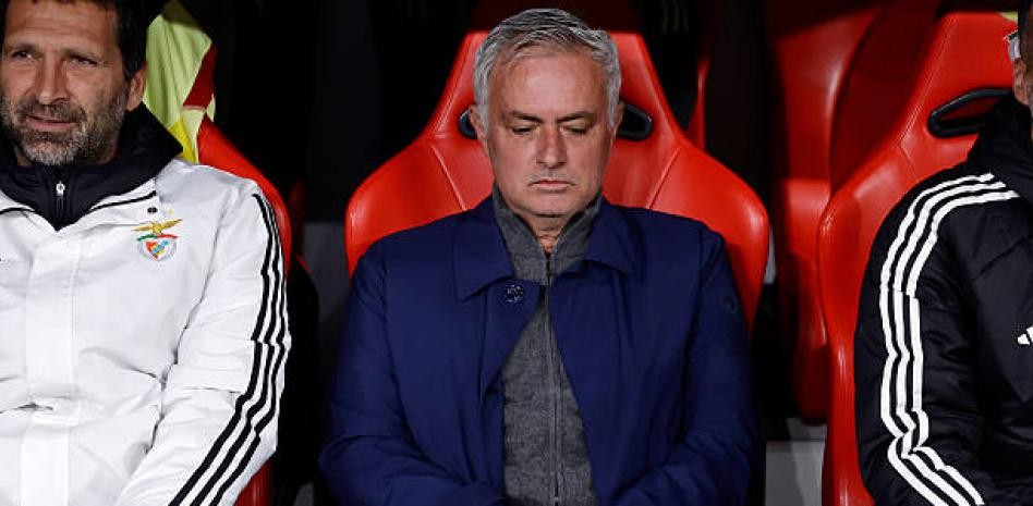 世体：因停赛穆帅不能临场指挥本菲卡，皇马可为其提供包厢