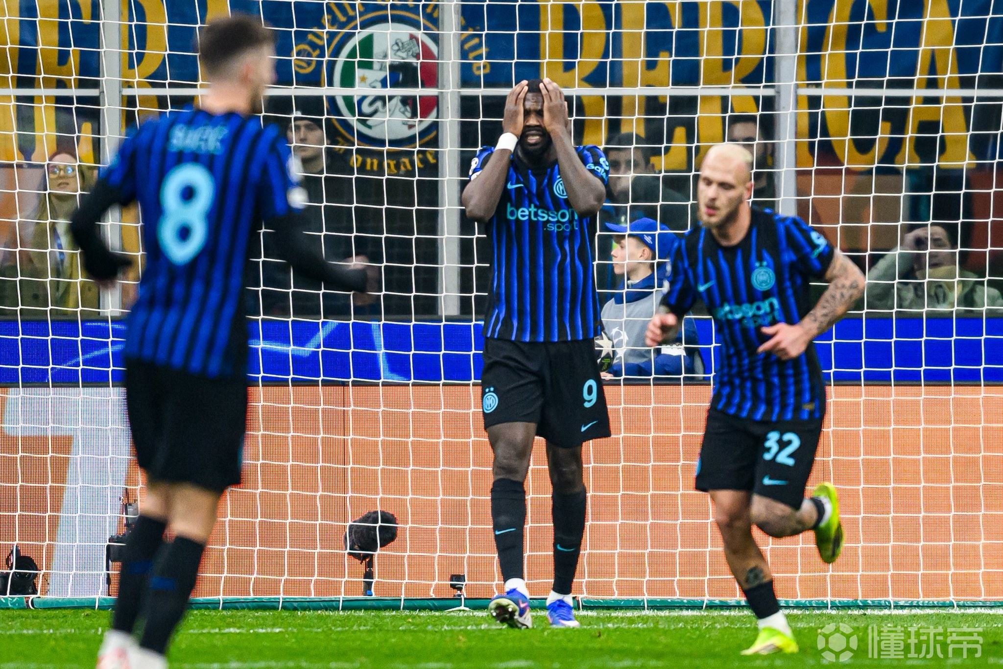 自11-12赛季曼联后，国米是首支无缘16强的上一年欧冠亚军球队