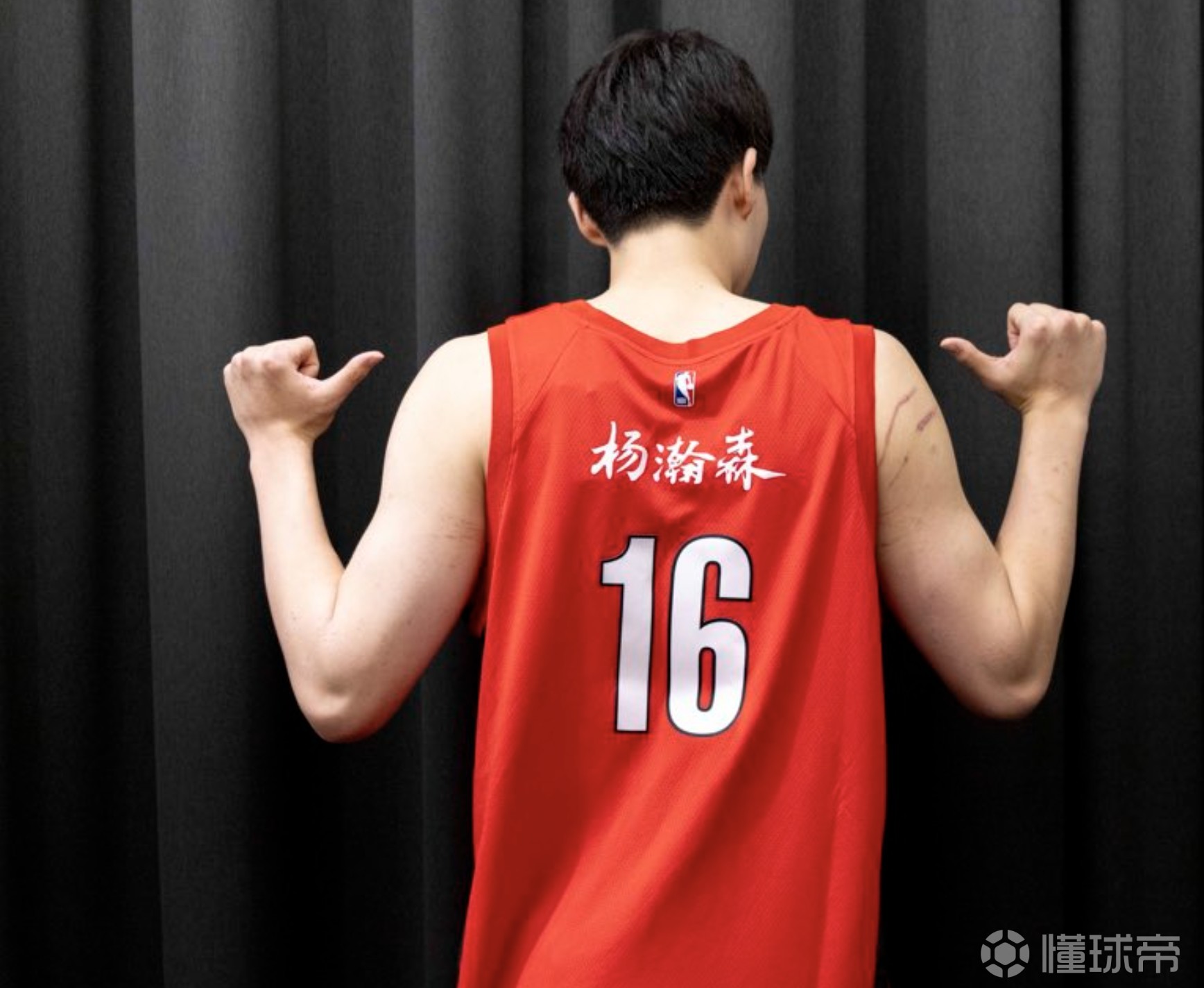 官方：为庆祝中国农历马年，开拓者将限量发售杨瀚森中文球衣