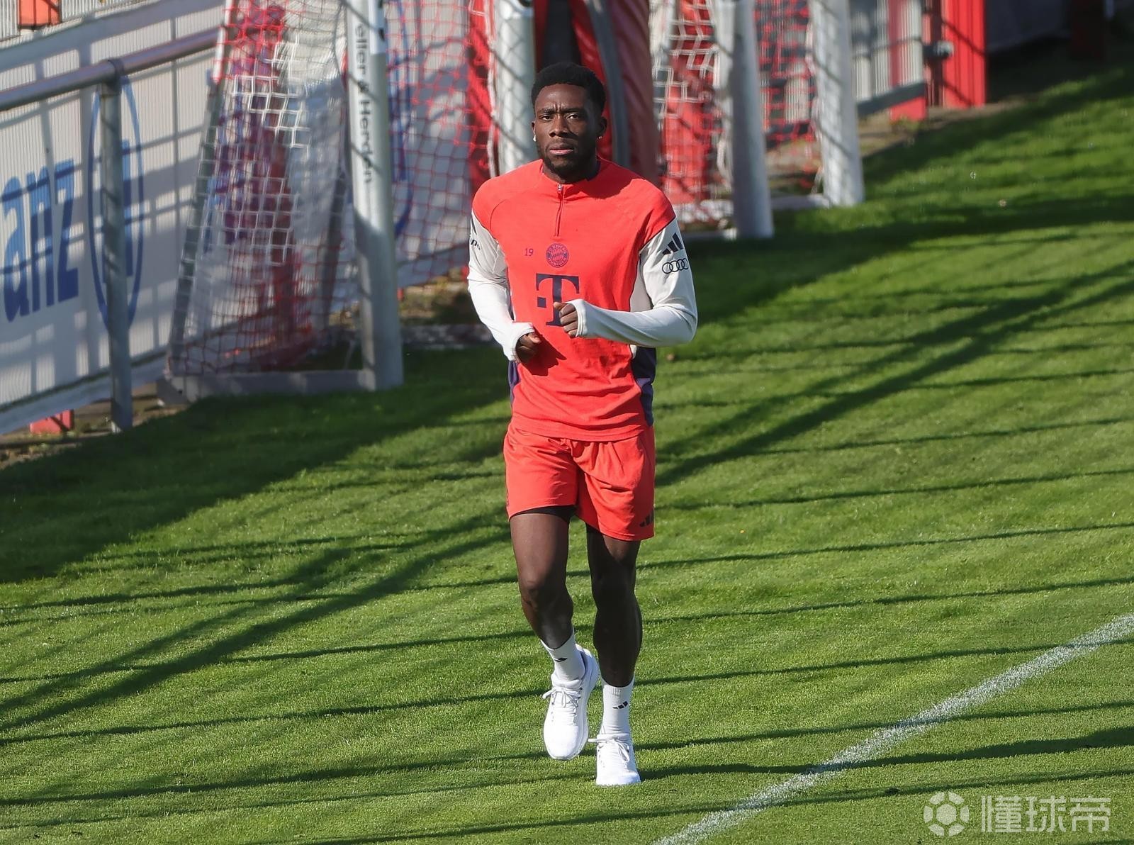 记者：阿芳今天完成20分钟的跑步训练，拜仁不会让他仓促复出