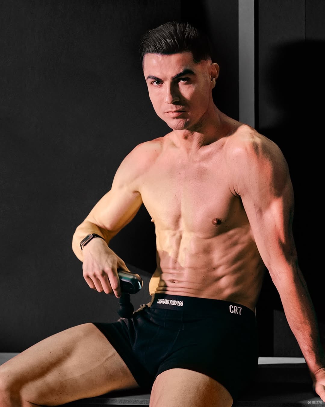 C罗分享身材照：职业生涯长寿与高效表现绝非偶然