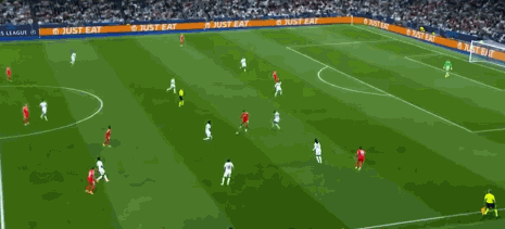 第14分钟，阿森西奥解围被库尔图瓦奋力挡出，拉法-席尔瓦破门，皇马0-1