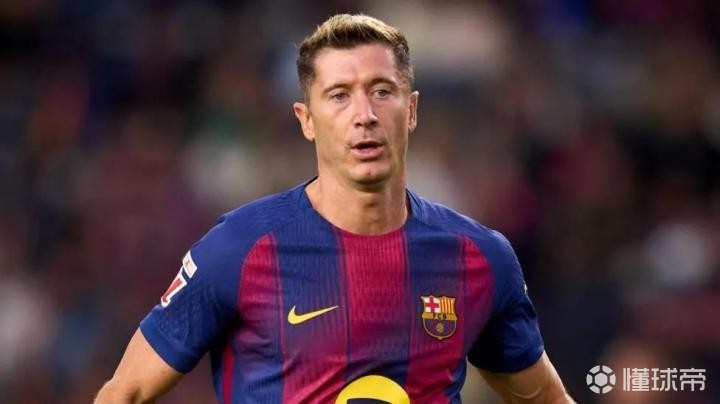 莱万：前锋身后有佩德里会轻松很多；我们防守最近变得灵活了