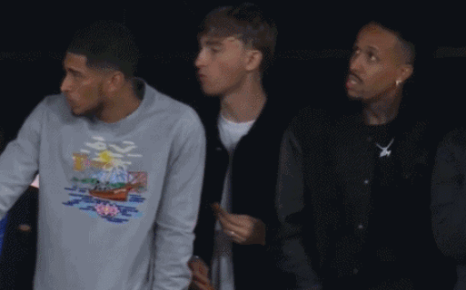 补时阶段镜头给到看台的皇马球员 赫伊森一直在吃东西