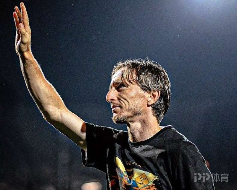 米体：米兰希望莫德里奇再战一年 他留队的可能性很高