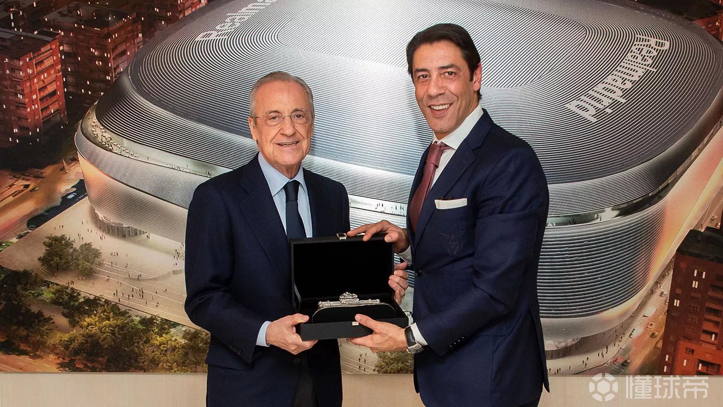 欧冠开赛前，老佛爷与本菲卡主席鲁伊-科斯塔交换礼物