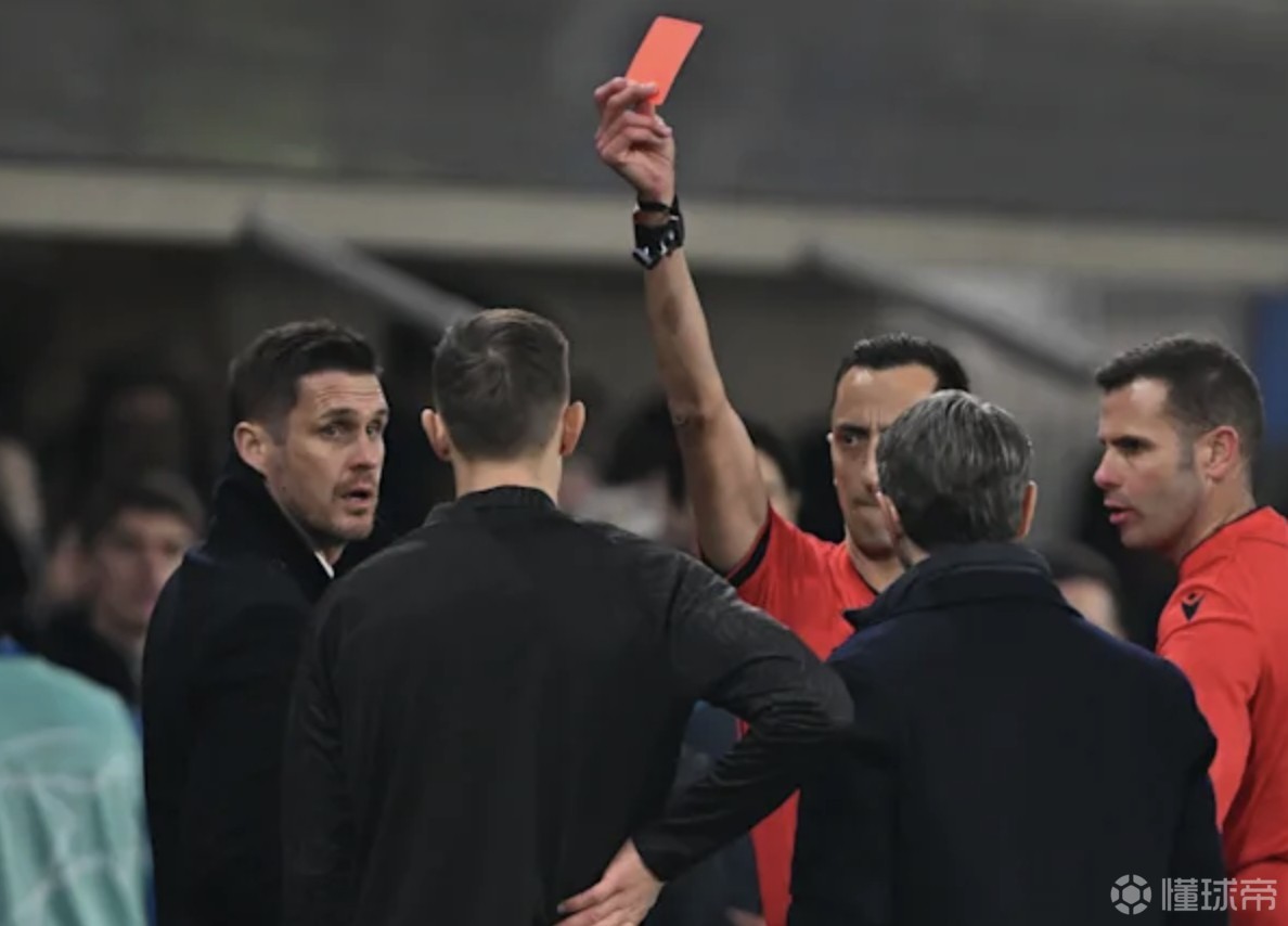 施洛特贝克：我只是让对方球员坐下，裁判解释不了我为何染红