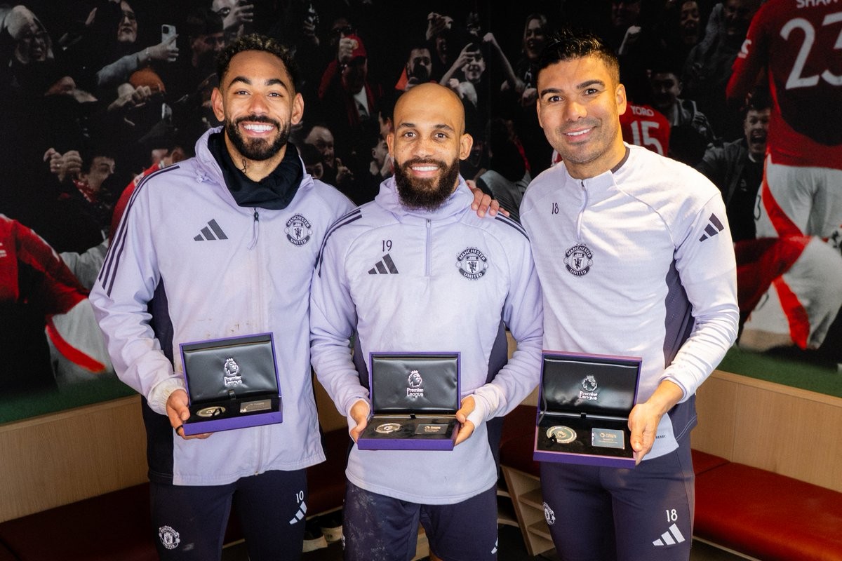 达成英超里程碑，姆伯莫、卡塞米罗和库尼亚获赠纪念奖章