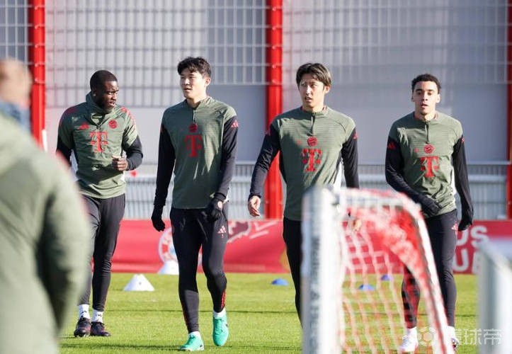 记者：伊藤洋辉在拜仁周四的训练中大腿肌肉纤维撕裂