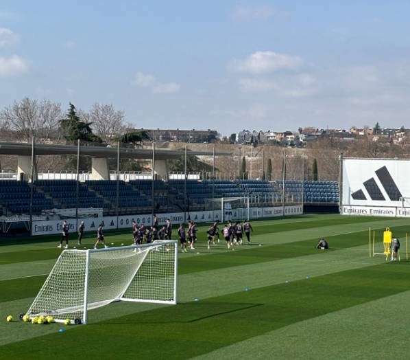 TA跟队：赫伊森参与皇马今日训练，卡马文加因牙齿问题缺席