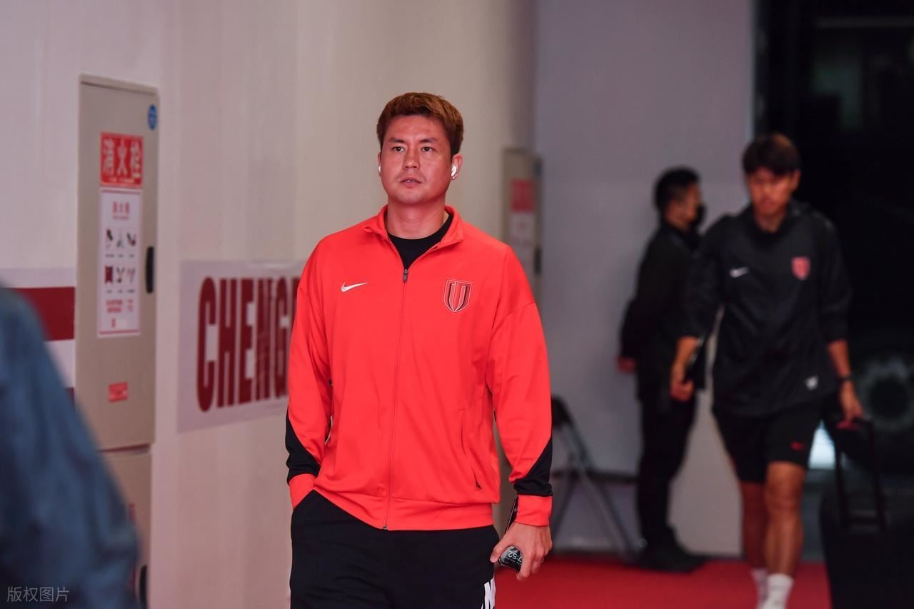 争议！成都蓉城放弃严鼎皓，却续约35岁买提江，球迷质疑无人可用