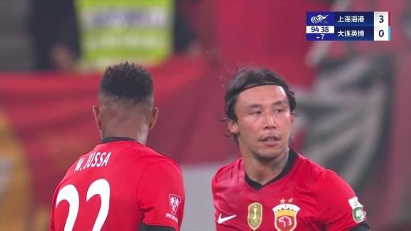 记者：张琳芃在训练课上鼻梁骨骨折 现已抵达球队下榻酒店