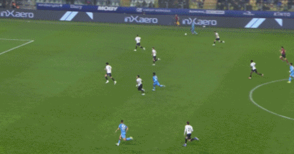 预定普斯卡什！意甲惊现世界波 卡利亚里中场边线附近起脚轰门