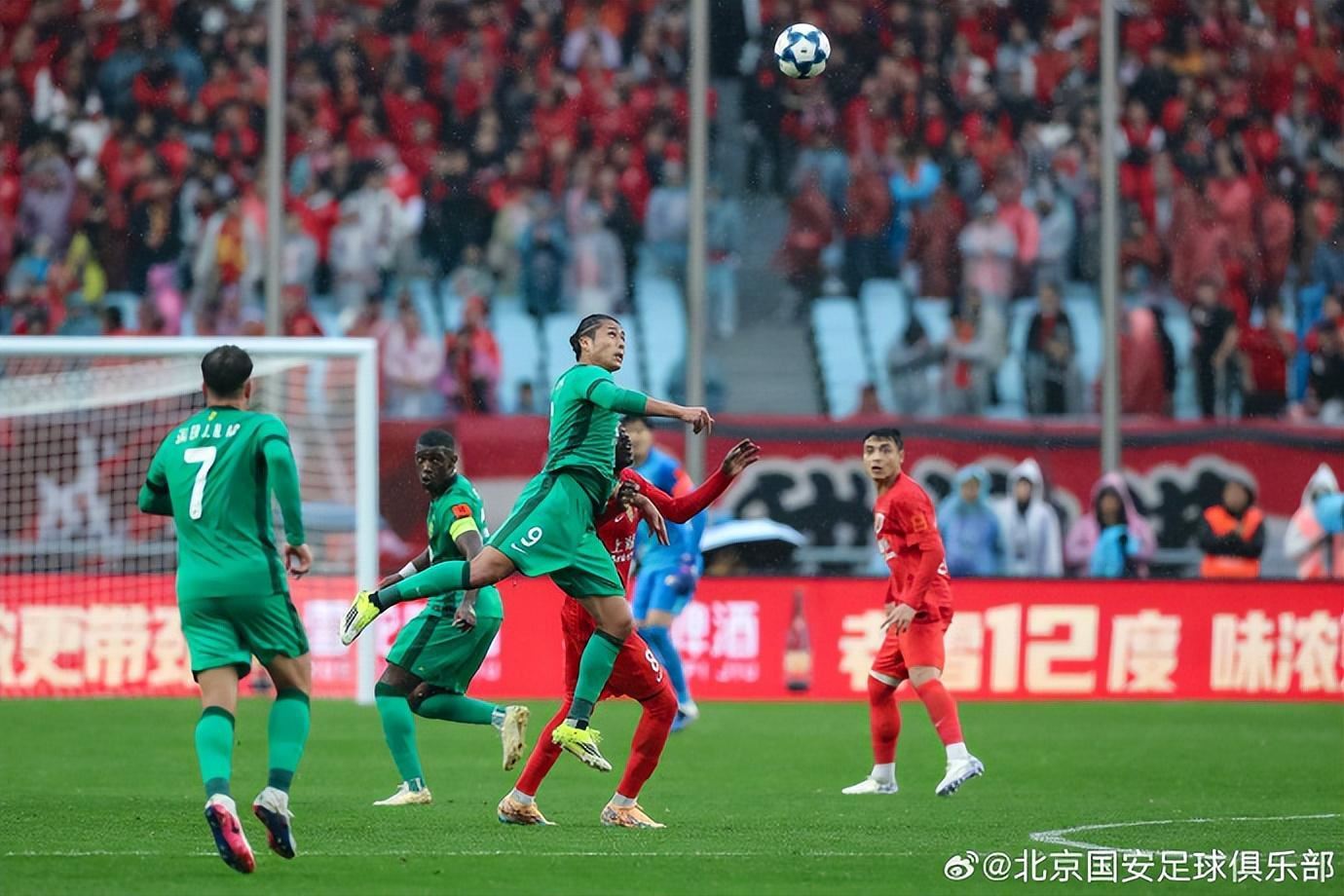 争议！上港0比2惨败国安，冬窗补强钱白花了？球迷不满丢冠