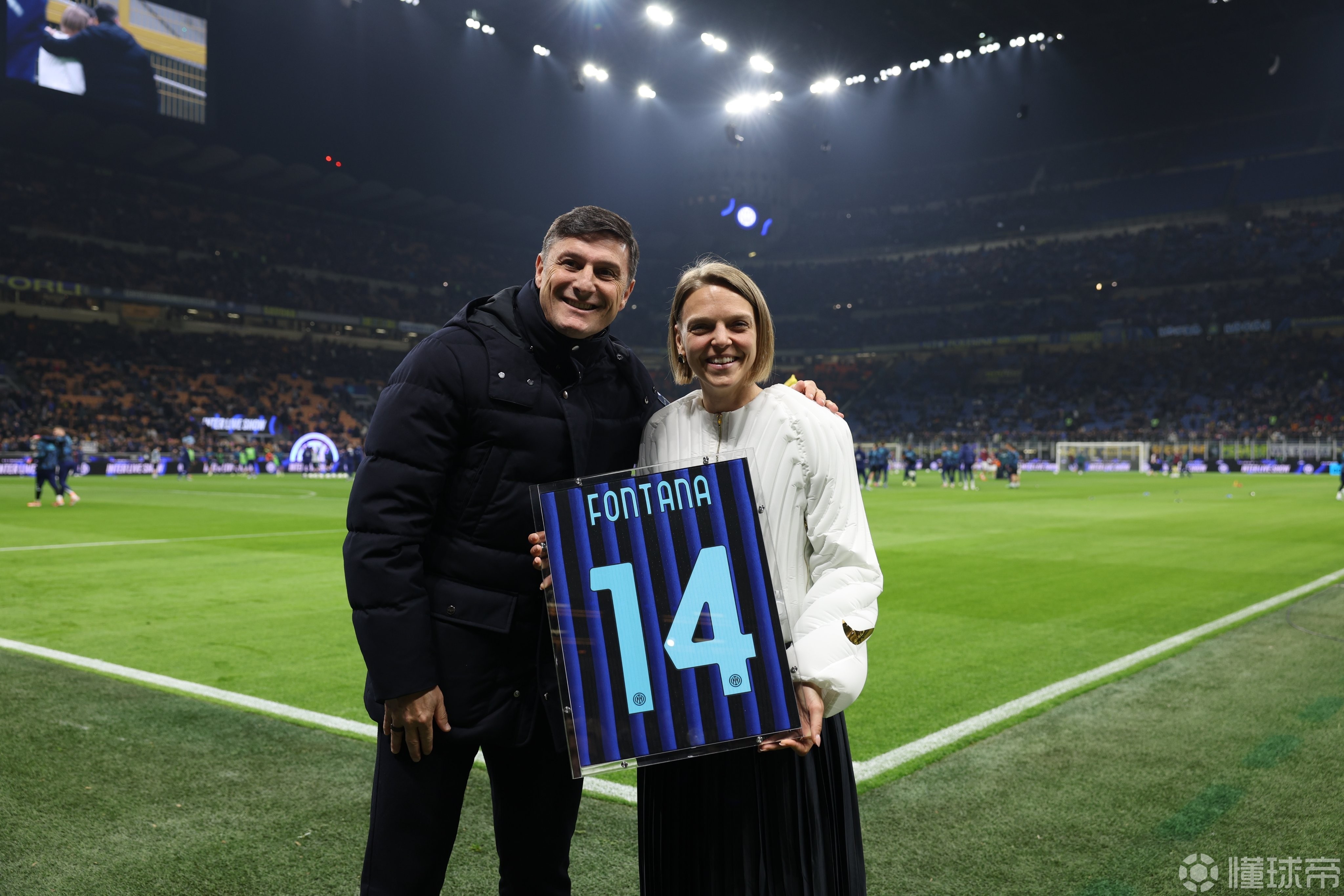 国米向意大利奥运英雄方塔纳赠送球衣，代表其生涯14枚冬奥奖牌