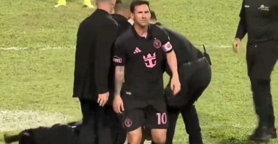 梅西太无奈！被球迷抱摔，5人冲场比赛中断3分钟，友谊赛变闹剧