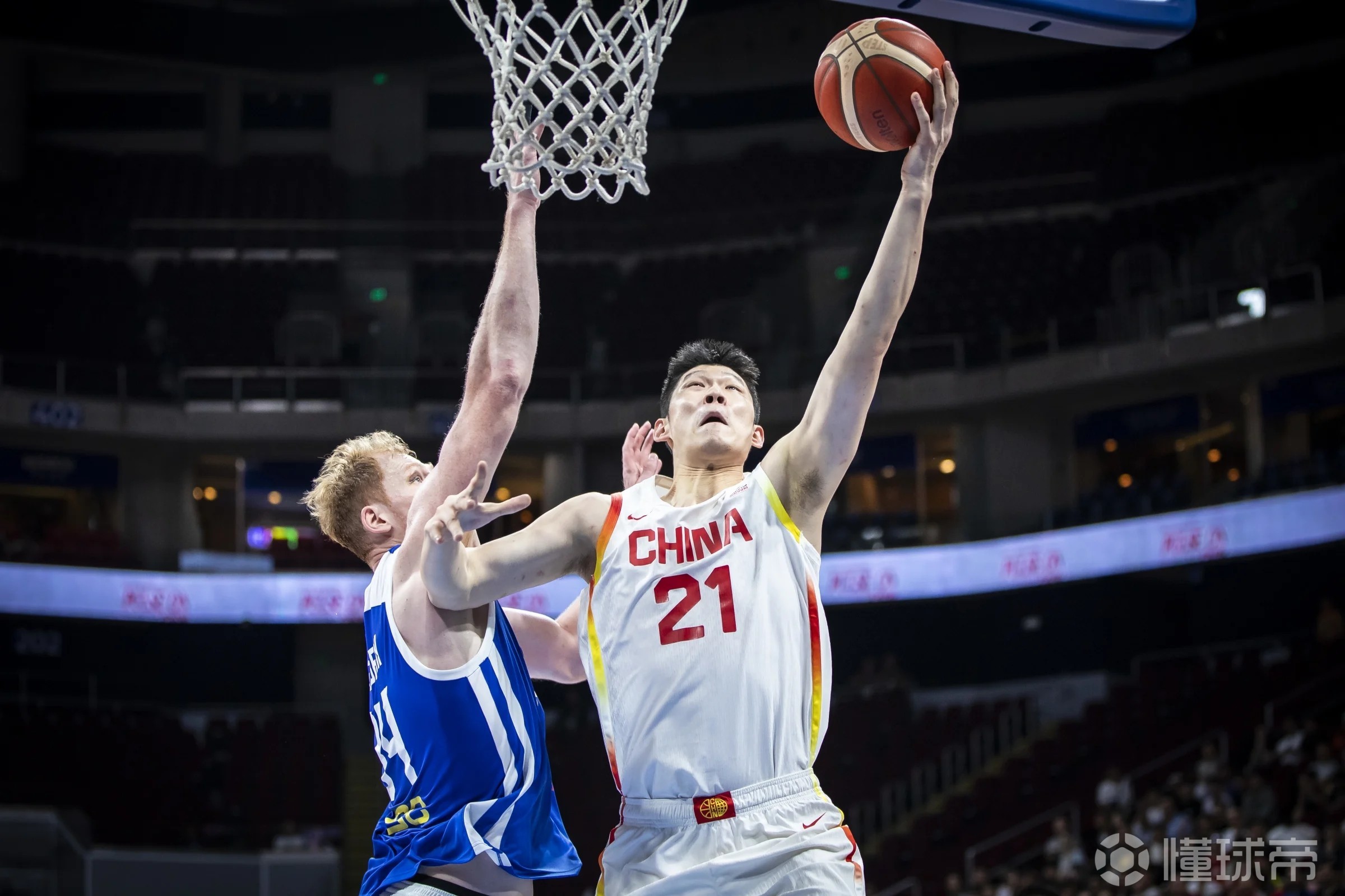 定海神针，胡金秋高效取15分6板，最后阶段抢到关键前场篮板