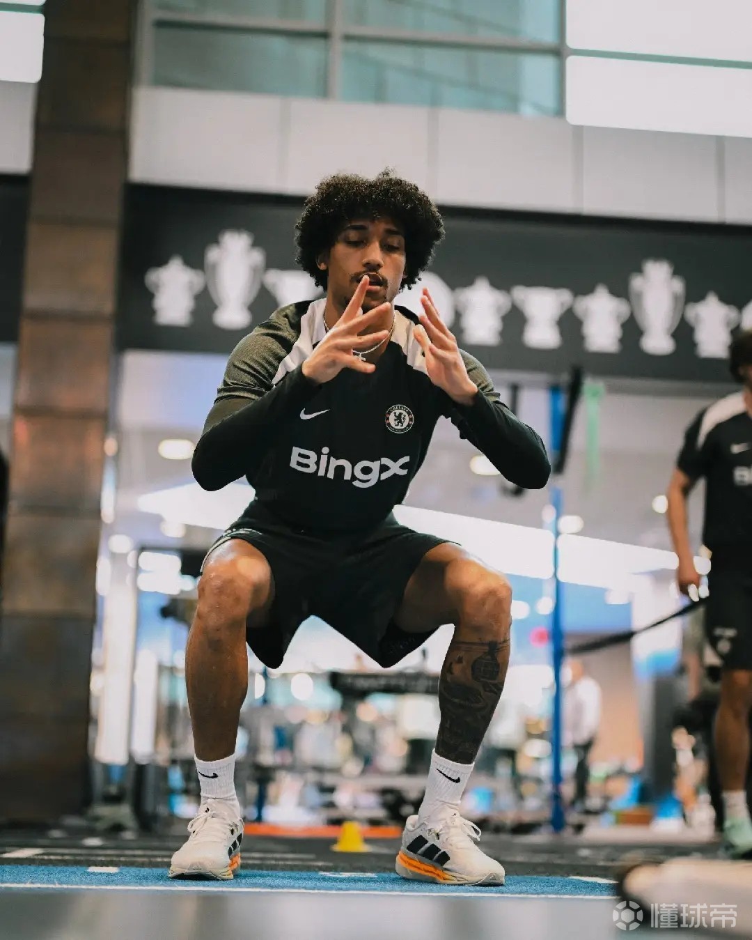 新年新气象，若昂-佩德罗将脏辫发型改为爆炸头