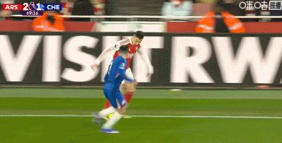 第70分钟，佩德罗-内托4分钟内连得两张黄牌被罚下，切尔西少打一人！