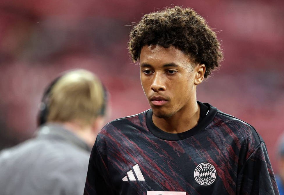 拜仁官方：17岁后卫基亚拉已接受手术；据悉赛季报销