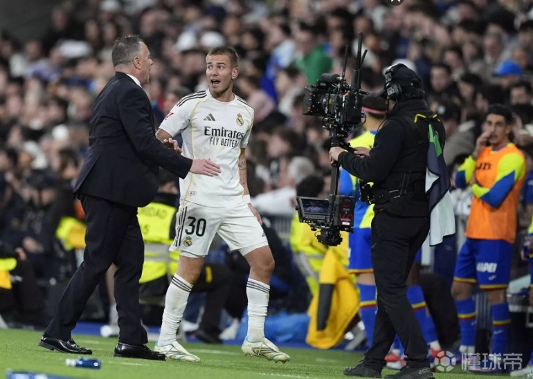 每体：赫伊森与马斯坦托诺遭伯纳乌狂嘘，皇马球迷耐心已耗尽