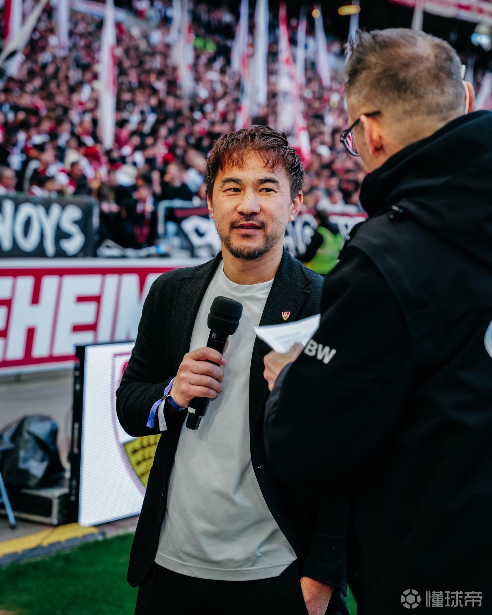 重返老东家，日本前国脚冈崎慎司回到斯图加特主场观看比赛