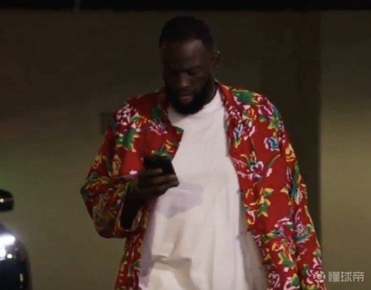 湾区雨姐，追梦格林身着中国东北大花袄进入球馆