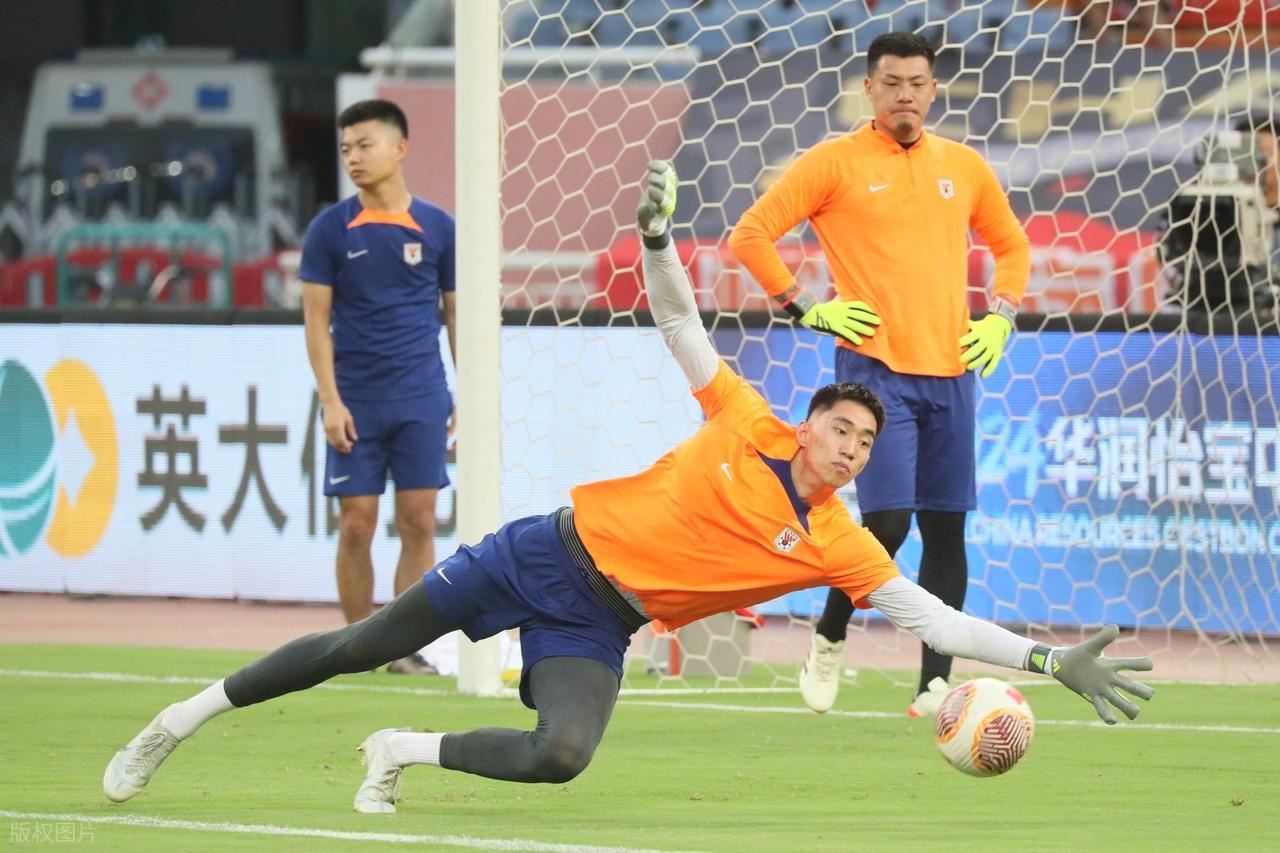 意外吗？鲁能一场2比9惨败，彰显了王大雷含金量，接班人遥遥无期