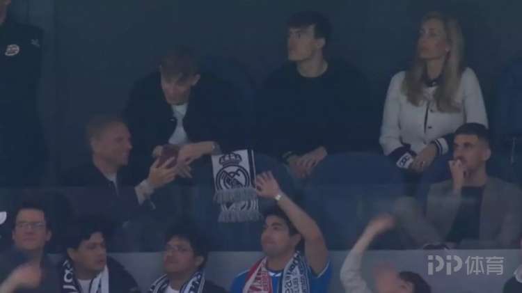 每体：队友受伤赫伊森被拍到看台大笑 引发球迷强烈不满